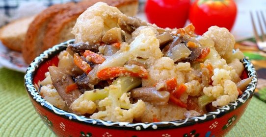 Цветная капуста с шампиньонами в сметане