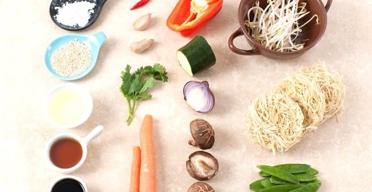 Овощи стир-фрай на яичной лапше