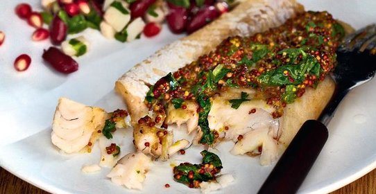 Филе судака с теплым соусом из горчицы и кориандра