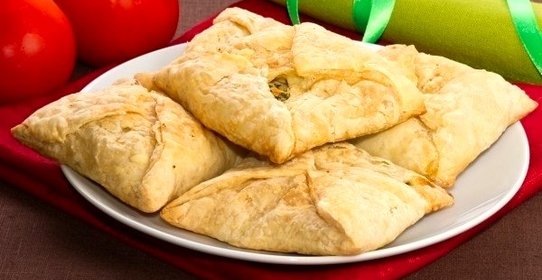 Хачапури из слоёного теста с сыром