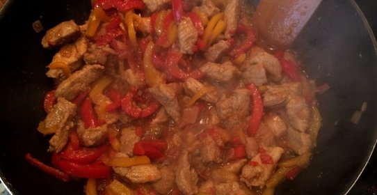 Свинина со сладким перцем, тушеная в темном пиве