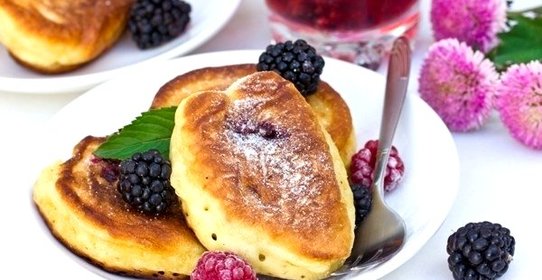 Пышные оладьи с ягодной начинкой