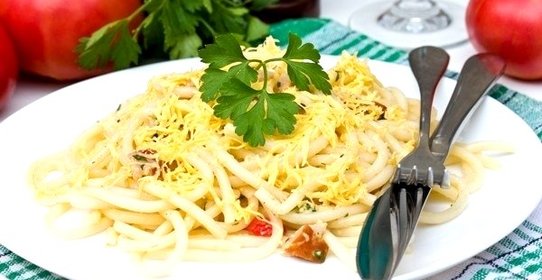 Паста с помидорами, ветчиной и сыром