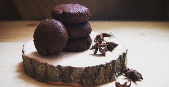 Шоколадное печенье с бадьяном