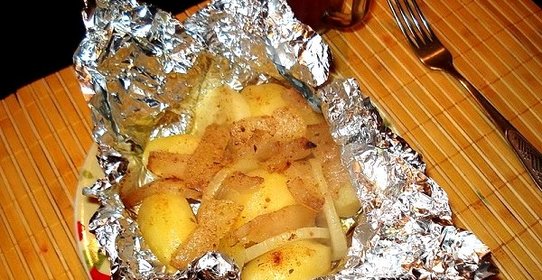 Картошка с салом в духовке в фольге