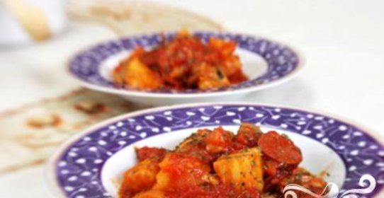 Курица с картофелем и тушеной колбасой