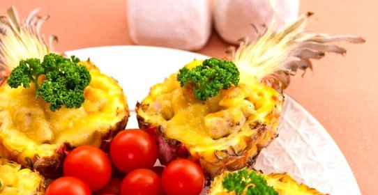 Ананасы, фаршированные куриным филе, запеченные под сыром