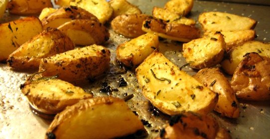 Картошка в духовке с чесноком