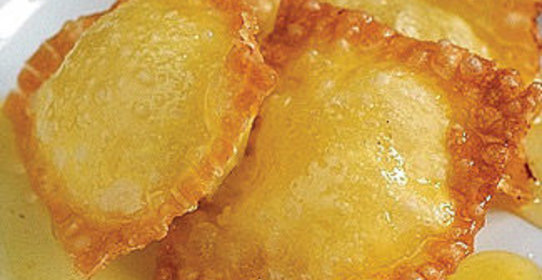 Жареные равиоли с рикоттой и медом