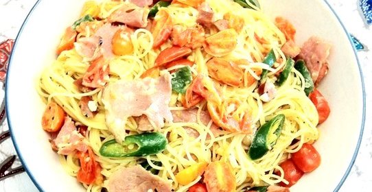 Лапша с сосисками, помидорами и зеленым чили перцем