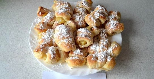 Слойки с консервированным ананасом