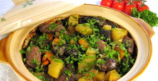 Говядина с черносливом, тушенные в горшочке