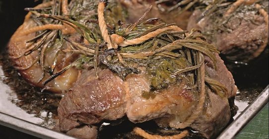 Баранина с пряными травами и винным соусом