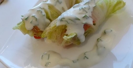 Паровые рулеты с рыбой и овощами и йогуртовым соусом