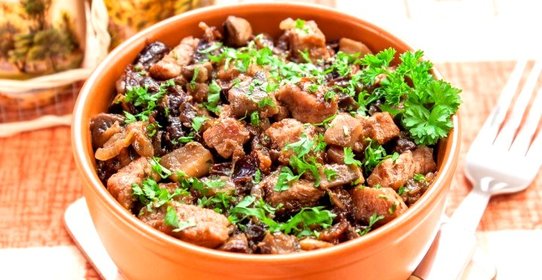 Свинина, жаренная с грибами и черносливом