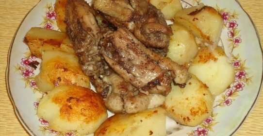 Жареная курица на сковороде с картошкой