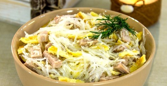 Салат со свининой, фунчозой и яичными блинчиками