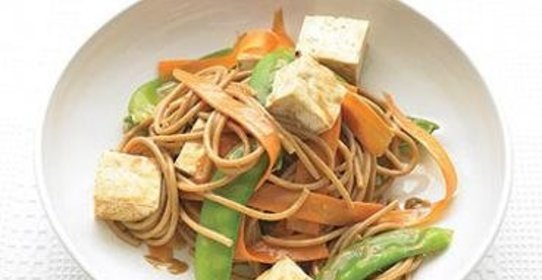 Спагетти с овощами и арахисовым маслом