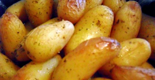 Запеченный картофель с розмарином и чесноком