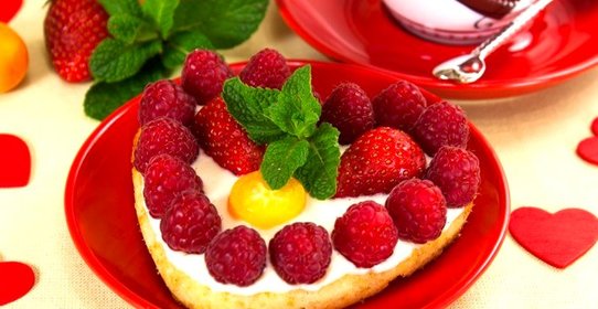 Цитрусовые пирожные «Валентинки» с фруктами