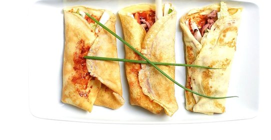 Яичные блинчики с уткой и соусом хойсин