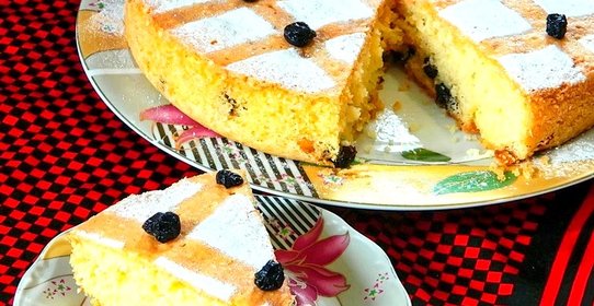 Смородиновый пирог с кусочками манго