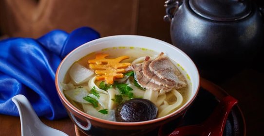 Лапша с говядиной, креветкой, грибами шитаки, тыквой и черемшой