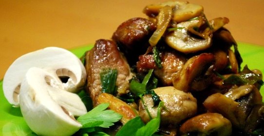 Жареная свинина с грибами