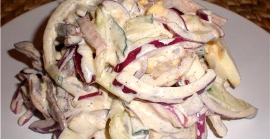 Сытный салат с куриной грудкой, картофелем и грибами