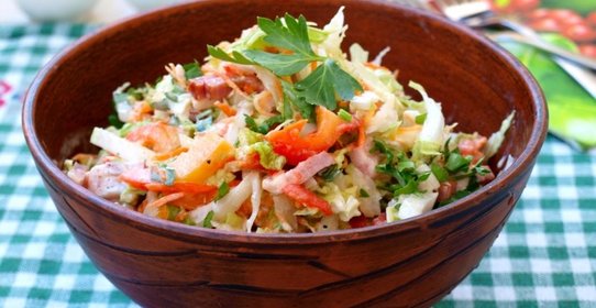 Салат из пекинской капусты с ветчиной, морковью и помидорами