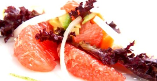 Салат с авокадо и грейпфрутом