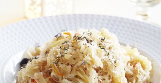 Капуста, тушенная в духовке, с яблоками и изюмом