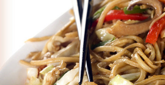 Лапша с курицей и овощами stir fry