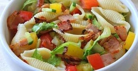 Салат с пастой, сырокопченой телятиной и овощами