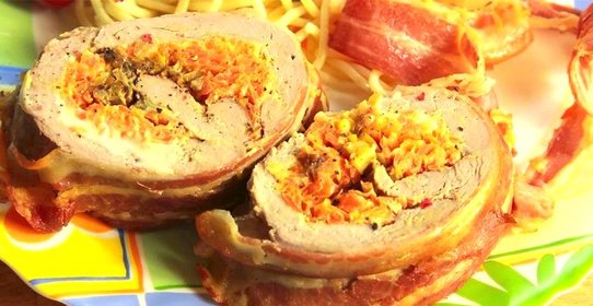 Мясной рулет с морковью и луком порей