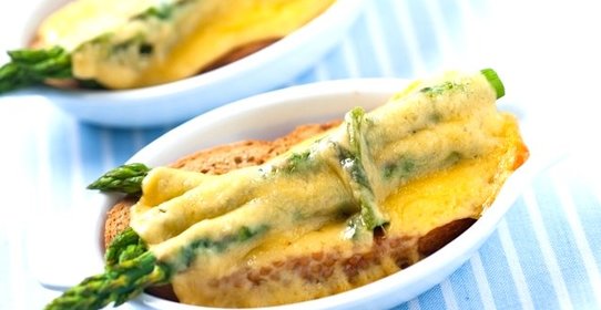Спаржа с сыром