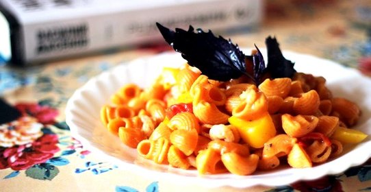 Паста томатная с креветками и овощами