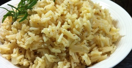 Рис с запеченным чесноком и розмарином