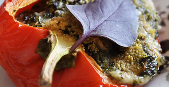 Перцы, фаршированные козьим сыром и шпинатом