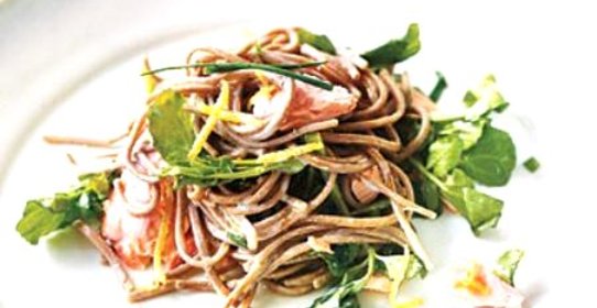 Лапша с лососем и салатом