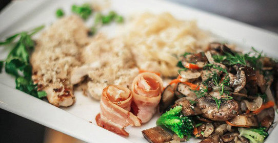 Курица с «колодцем» из лапши, сыром и орехами