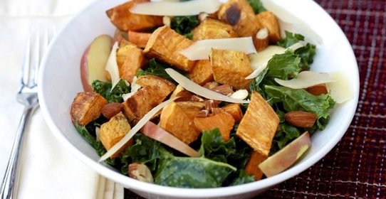 Салат с бататом, яблоком, капустой кале и горчичной заправкой