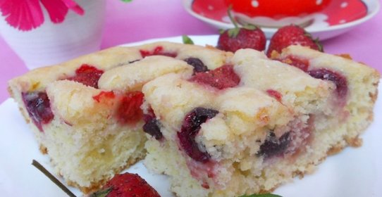 Пирог с клубникой и черешней