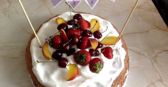 Голый торт со свежими ягодами