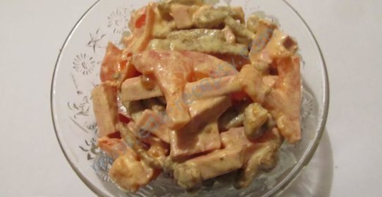 Салат с сухариками и помидорами