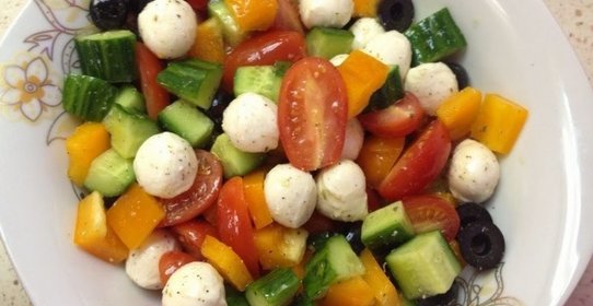 Салат с моцареллой и маслинами