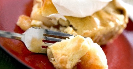 Ореховый пирог с корицей, имбирем и ванильно-сливочным кремом