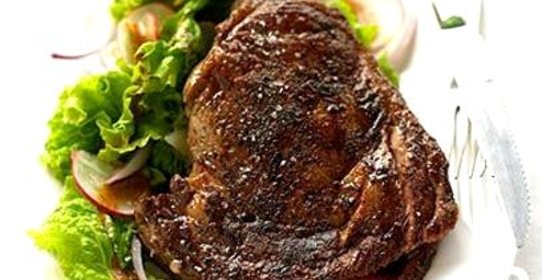 Говяжий стейк с чили и салатом