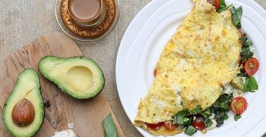 Омлет с моцареллой и помидорами