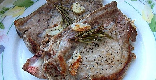 Стейк из свинины с розмарином